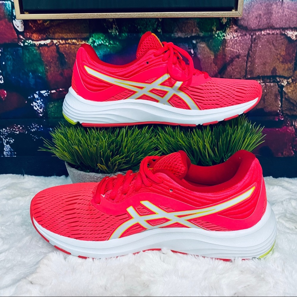 NEW ASICS gel-plus woman’s running shoes!